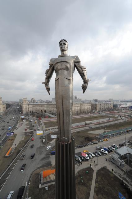 Работники `Гормоста` помыли памятник космонавту Юрию Гагарину на площади Гагарина на Ленинском проспекте в Москве.
