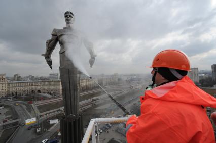 Работники `Гормоста` моют памятник космонавту Юрию Гагарину на площади Гагарина на Ленинском проспекте  в Москве.