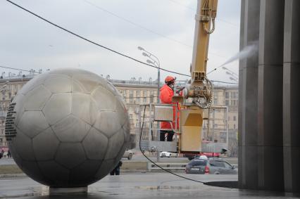 Работники `Гормоста` моют памятник космонавту Юрию Гагарину на площади Гагарина на Ленинском проспекте  в Москве.