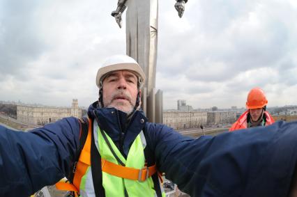 Мойка памятника Юрию Гагарину в Москве. На снимке: фотокорреспондент КП Владимир Веленгурин.