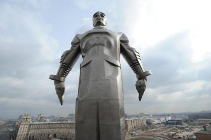 Работники `Гормоста` помыли памятник космонавту Юрию Гагарину на площади Гагарина на Ленинском проспекте в Москве.