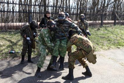 Ставрополь. Учащиеся Кадетской школы имени генерала Ермолова А.П. в День здоровья провели большую тактическую игру. Кадеты играют в пейнтбол.