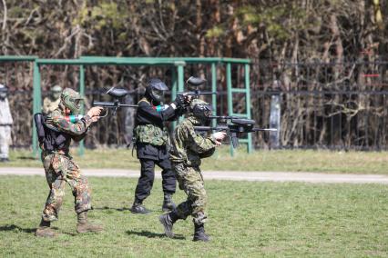 Ставрополь. Учащиеся Кадетской школы имени генерала Ермолова А.П. в День здоровья провели большую тактическую игру. Кадеты играют в пейнтбол.