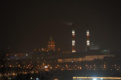 Москва.  Вид на гостиницу `Radisson Royal Moscow ` и на  ТЭЦ-12 Мосэнерго.