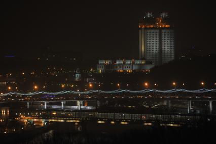 Москва. Лужнецкий метромост, здание президиума Российской Академии наук.