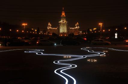 Вид на здание Московского государственного университета имени М.В. Ломоносова на Воробьевых горах в Москве.