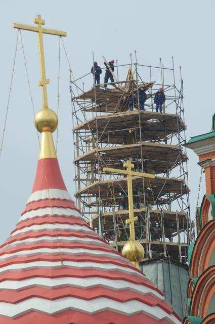 Демонтаж строительных лесов на Спасской башне московского Кремля в Москве.