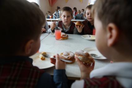 Ученики мальчики и девочки вместе едят в школьной столовой.  Средняя общеобразовательная школа №34 перешла на гендерное обучение. Каменск-Уральский