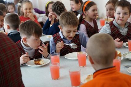 Ученики мальчики и девочки вместе едят в школьной столовой.  Средняя общеобразовательная школа №34 перешла на гендерное обучение. Каменск-Уральский