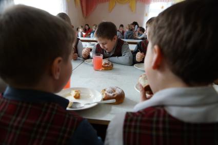 Ученики мальчики и девочки вместе едят в школьной столовой.  Средняя общеобразовательная школа №34 перешла на гендерное обучение. Каменск-Уральский