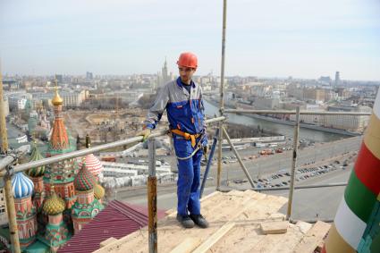 Демонтаж строительных лесов на Спасской башне московского Кремля в Москве.