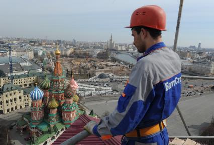 Демонтаж строительных лесов на Спасской башне московского Кремля в Москве.