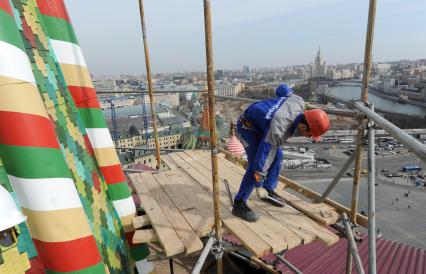 Демонтаж строительных лесов на Спасской башне московского Кремля в Москве.