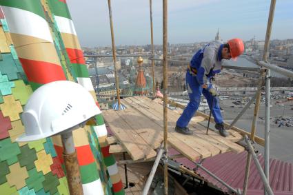 Демонтаж строительных лесов на Спасской башне московского Кремля в Москве.