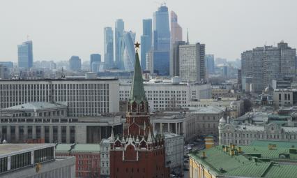 Виды Москвы. Троицкая башня Московского Кремля (на первом плане) и здания Московского международного делового центра (ММДЦ) `Москва-Сити` (на втором плане).