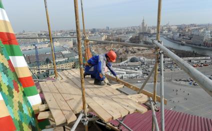 Демонтаж строительных лесов на Спасской башне московского Кремля в Москве.