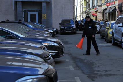 Парковка государственных автомобилей налоговой инспекции на улице Большой Черкасский переулок в Москве.