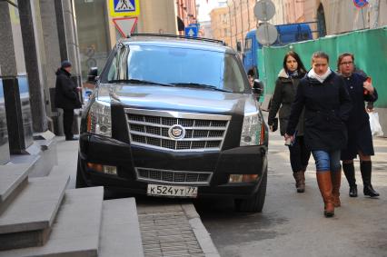 Москва. Большой Черкасский переулок. Автомобиль припаркованный на тротуаре.