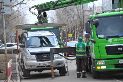 Москва. Эвакуация неправильно припаркованного автомобиля.