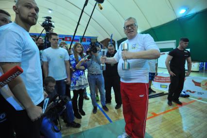 Лидер ЛДПР Владимир Жириновский во время сдачи нормативов физкультурно-спортивного комплекса `Готов к труду и обороне` в спортивном комплексе на Сущевском валу в Москве.