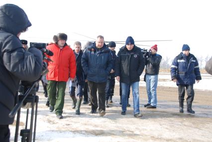 Амурская область. п.Углегорск. Заместитель председателя правительства РФ Дмитрий Рогозин (в центре) и временно и.о. губернатора Сахалинской области Олег Кожемяко (второй слева).