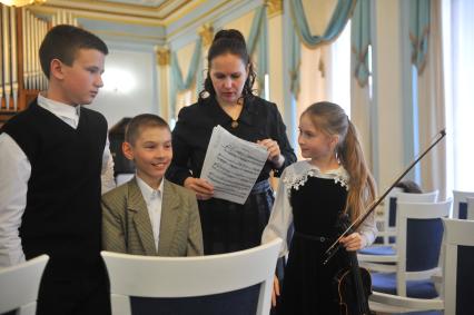 Оперная певица и депутат Госдумы Мария Максакова  прослушала  трех талантливых юных музыкантов из Донецка в Центральной музыкальной школе Москвы.
