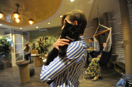 В Москве открылось  первое котокафе `Котики и люди`.