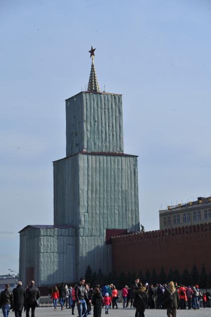 Москва. Демонтаж строительных лесов на Спасской башне московского Кремля.