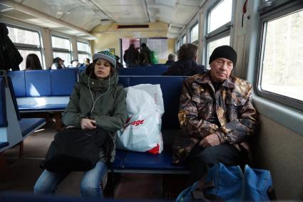 Екатеринбург. Пассажиры спят в вагоне электрички.