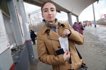 Екатеринбург. Студентка покупает билет на электричку в кассе РЖД.