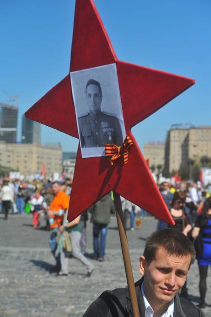 Москва. Участники акции `Бессмертный полк` во время праздничных мероприятий, посвященных 69-й годовщине Победы в Великой Отечественной войне на Поклонной горе.