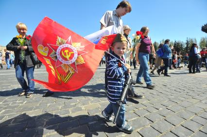 Москва. Мальчик в военной пилотке с игрушечным автоматом в руках во время праздничных мероприятий, посвященных 69-й годовщине Победы в Великой Отечественной войне на Поклонной горе.