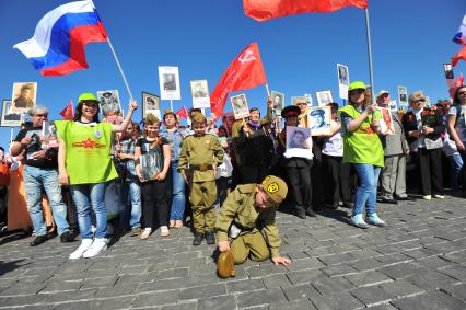 Москва. Участники акции `Бессмертный полк` во время праздничных мероприятий, посвященных 69-й годовщине Победы в Великой Отечественной войне на Поклонной горе.