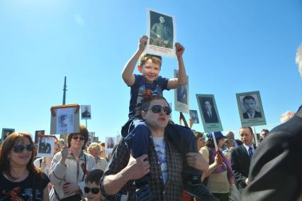 Москва. Участники акции `Бессмертный полк` во время праздничных мероприятий, посвященных 69-й годовщине Победы в Великой Отечественной войне на Поклонной горе.