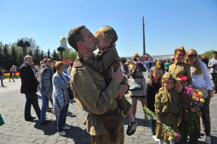 Москва. Мужчина с ребенком на руках в военной форме времен ВОВ во время праздничных мероприятий, посвященных 69-й годовщине Победы в Великой Отечественной войне на Поклонной горе.