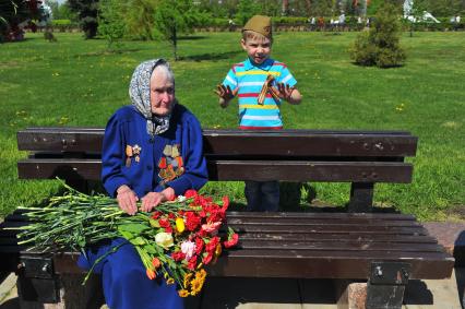 Москва. Ветеран с цветами во время праздничных мероприятий, посвященных 69-й годовщине Победы в Великой Отечественной войне на Поклонной горе.