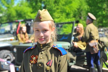 Москва. Девочка в военной форме во время праздничных мероприятий, посвященных 69-й годовщине Победы в Великой Отечественной войне на Поклонной горе.