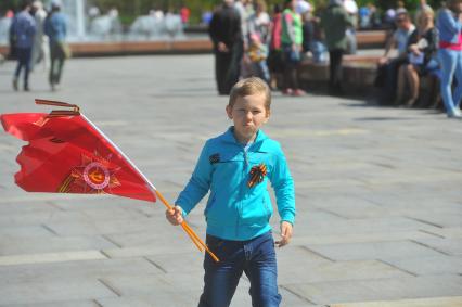 Москва. Мальчик с красным флагом гуляет во время праздничных мероприятий, посвященных 69-й годовщине Победы в Великой Отечественной войне на Поклонной горе.