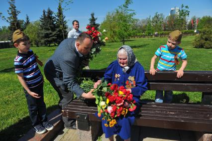 Москва. Ветеран с цветами во время праздничных мероприятий, посвященных 69-й годовщине Победы в Великой Отечественной войне на Поклонной горе.