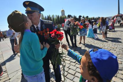 Москва. Девочка дарит цветы ветерану во время праздничных мероприятий, посвященных 69-й годовщине Победы в Великой Отечественной войне на Поклонной горе.