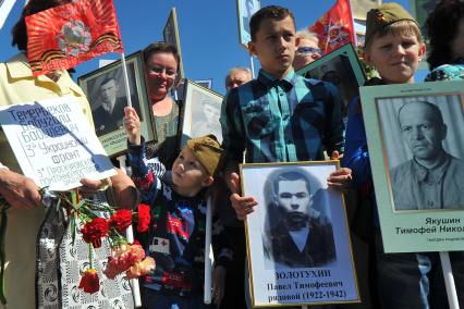 Москва. Участники акции `Бессмертный полк` во время праздничных мероприятий, посвященных 69-й годовщине Победы в Великой Отечественной войне на Поклонной горе.