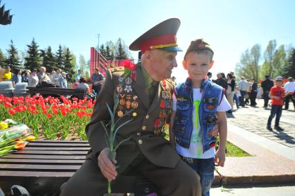 Москва. Мальчик дарит цветы ветерану во время праздничных мероприятий, посвященных 69-й годовщине Победы в Великой Отечественной войне на Поклонной горе.