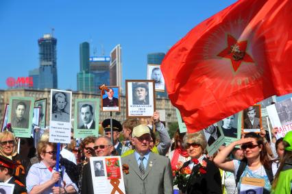 Москва. Участники акции `Бессмертный полк` во время праздничных мероприятий, посвященных 69-й годовщине Победы в Великой Отечественной войне на Поклонной горе.