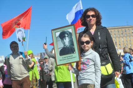 Москва. Участники акции `Бессмертный полк` во время праздничных мероприятий, посвященных 69-й годовщине Победы в Великой Отечественной войне на Поклонной горе.