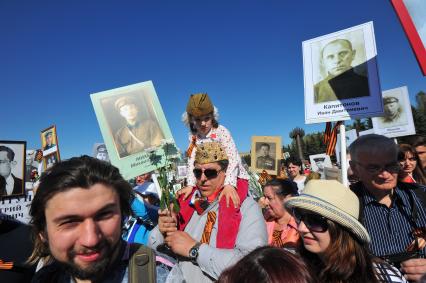 Москва. Участники акции `Бессмертный полк` во время праздничных мероприятий, посвященных 69-й годовщине Победы в Великой Отечественной войне на Поклонной горе.