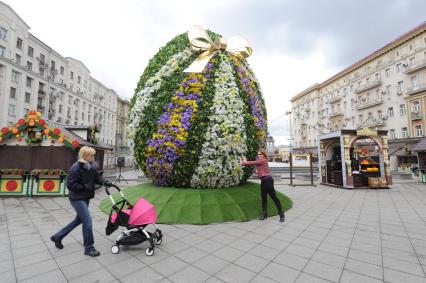 Москва. Самое большое пасхальное яйцо в Москве высотой 7 метров, сделанное из весенних цветов, установлено на Тверской площади в рамках фестиваля `Пасхальный дар`, приуроченного к празднованию Пасхи.