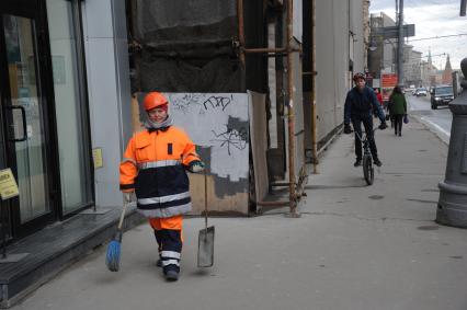 Москва. Тверская улица.  Женщина дворник.