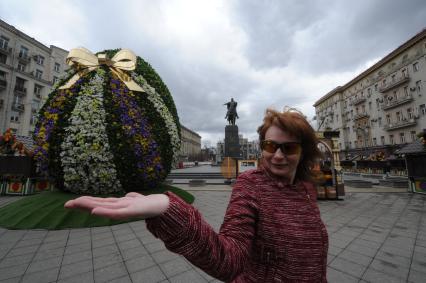 Москва. Самое большое пасхальное яйцо в Москве высотой 7 метров, сделанное из весенних цветов, установлено на Тверской площади в рамках фестиваля `Пасхальный дар`, приуроченного к празднованию Пасхи.