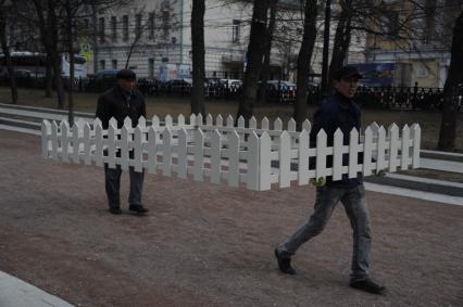 Москва. Тверской бульвар. Подготовка к фестивалю `Пасхальный дар`.