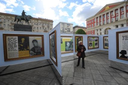 Посетители Исторического фотолабиринта, расположенного на площадке `Пасха московская` на Тверской площади, в рамках фестиваля `Пасхальный дар`, приуроченного к празднованию Пасхи в Москве.